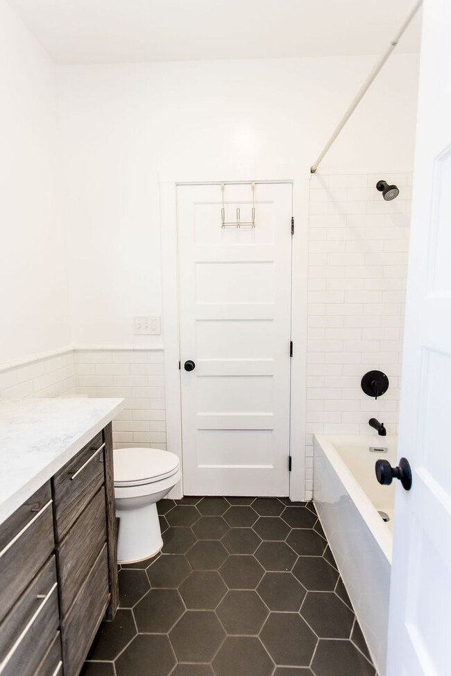 Building Photo - Charming 2 Bedroom House with Expansive Wo...