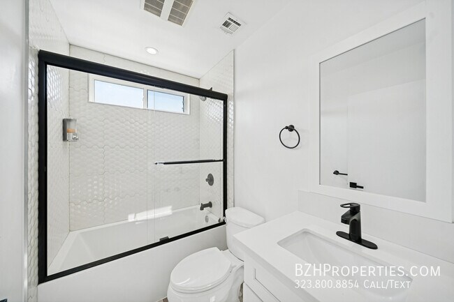 Building Photo - 837 N Harvard Blvd