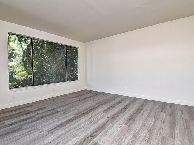 Building Photo - 3 BR / 1 BA in nicely updated duplex in No...