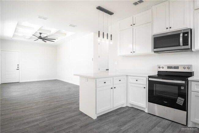 Building Photo - 2104 E Viviana St