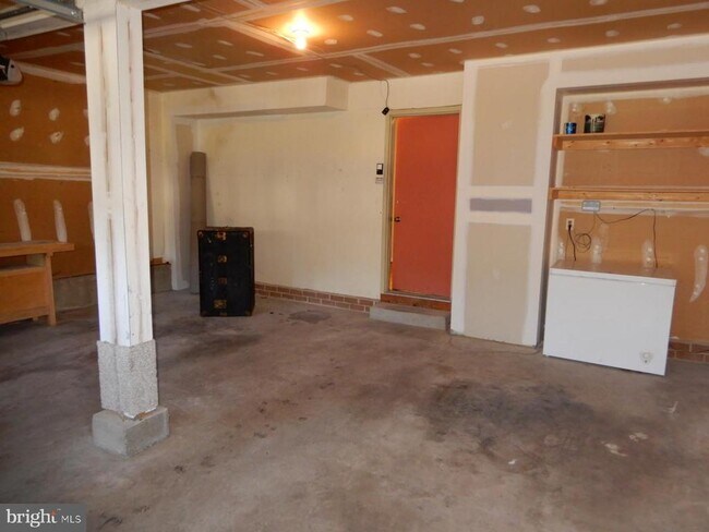 Building Photo - 7014 Maple Tree Ln
