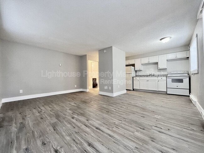 Building Photo - 1490 Carmil Dr