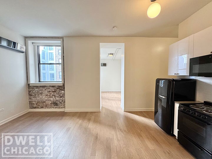 Building Photo - 102 W Chicago Ave