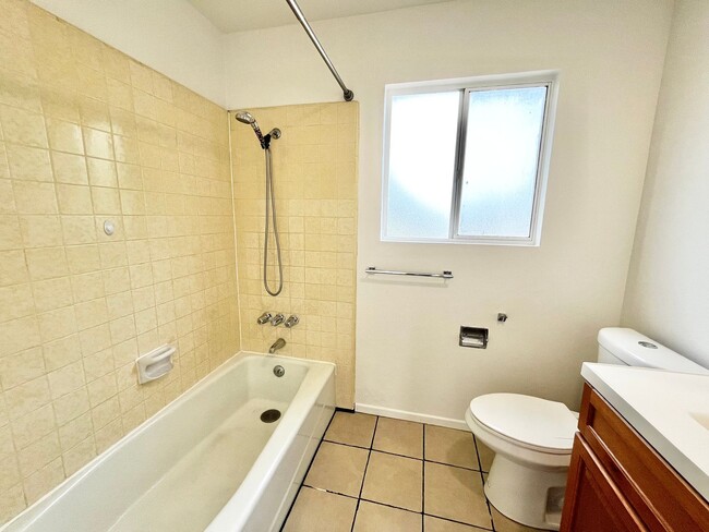 Building Photo - Beautifully Updated 3B 1BA Unit in Lemon G...