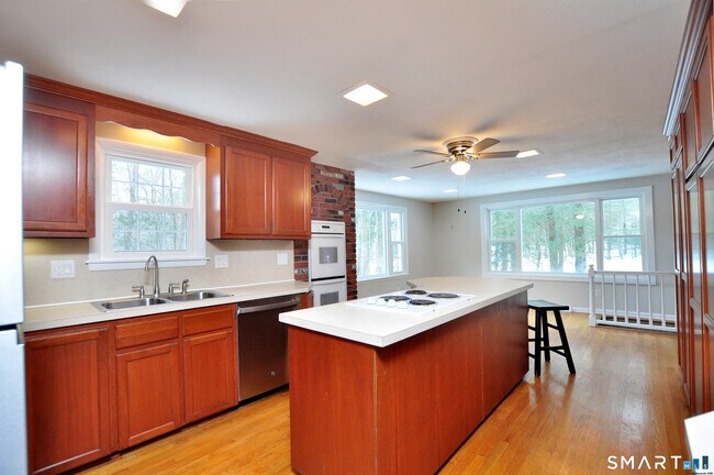 Building Photo - 25 Red Stone Dr