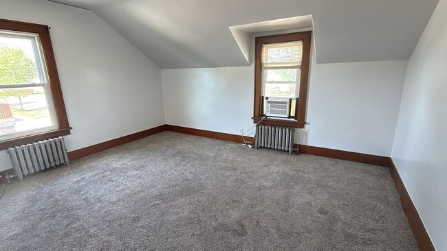 Building Photo - 120 6th St E