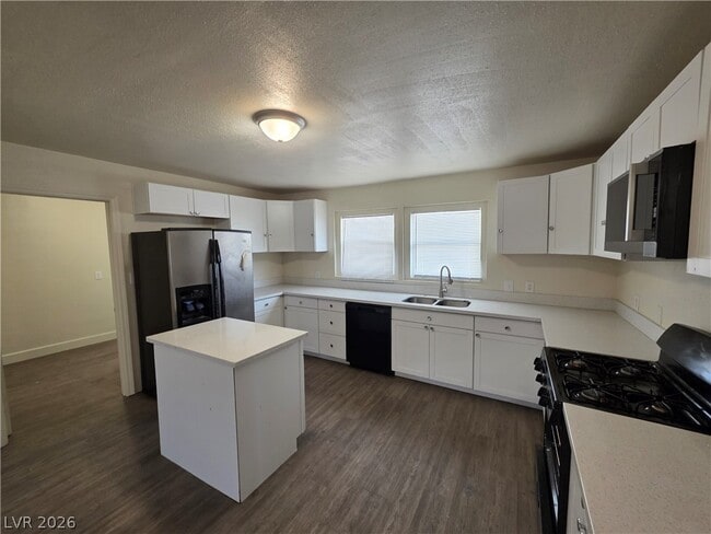 Building Photo - 1590 Mustang Dr