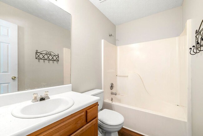 Building Photo - SPACIOUS 3 BED /2 BATH HOME