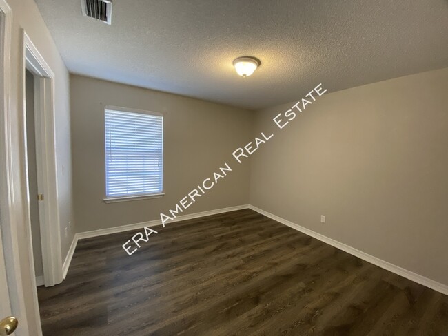 Building Photo - 2110 Bahama Dr