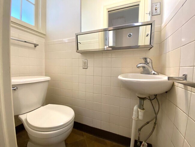 Building Photo - Stunning Historic 4 Bed Home Near NDSU