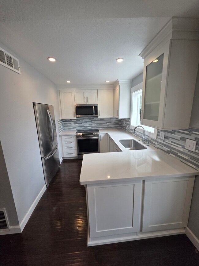 Building Photo - 2 Story 2bd/1.5ba  Townhouse near Commute ...