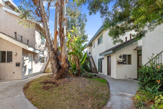 Building Photo - Highly Upgraded, Top Floor Condo in Huntin...