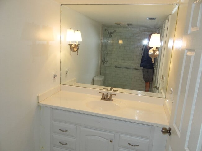 Building Photo - 2 bed / 2 bath condo - ask about move in discount