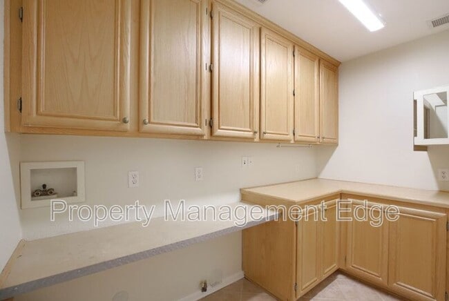 Building Photo - Birch Ct 38265