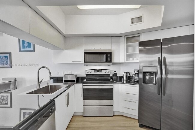 Building Photo - 1750 N Bayshore Dr