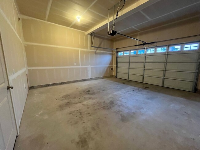 Building Photo - 4 Bedroom 2.5 Bath Peabody Townhome in the...