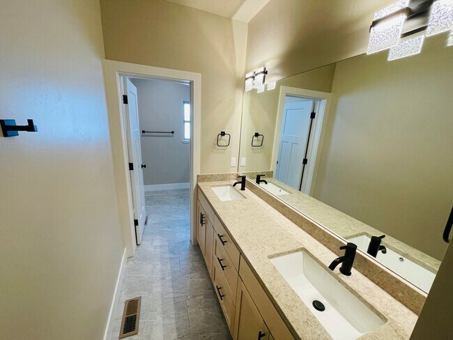 Building Photo - 3 bed 2 bath 1 car garage townhouse in Sou...