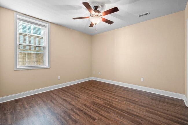 Building Photo - BEAUTIFUL Neighborhood Home!