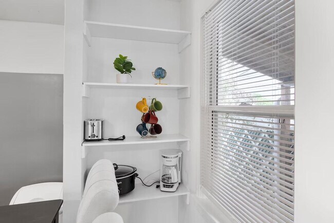 Building Photo - 6444 Wade Ave