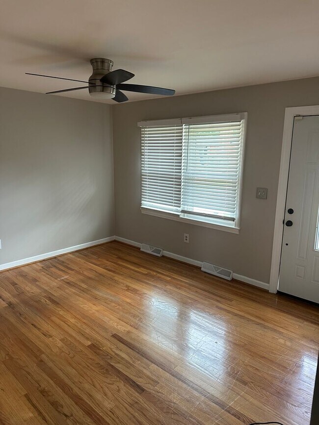 Building Photo - 3 Bed 1.5 Bath 10 Minutes from downtown!