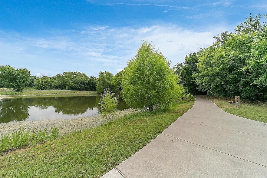 Building Photo - 485 Harding Ln