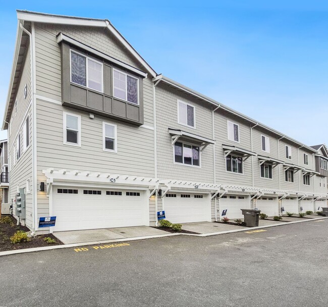 Building Photo - Newly Built 4-Bedroom Townhome with Modern...