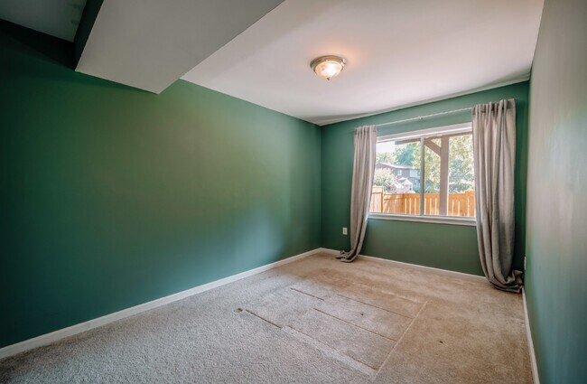Building Photo - Spacious 5-Bedroom End-Unit Townhome in Reston with 3 Finished Levels, Renovated Kitchen & Fenced...