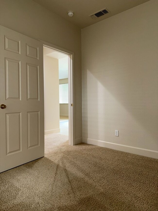 Building Photo - Pleasing 5/2 near college and UC