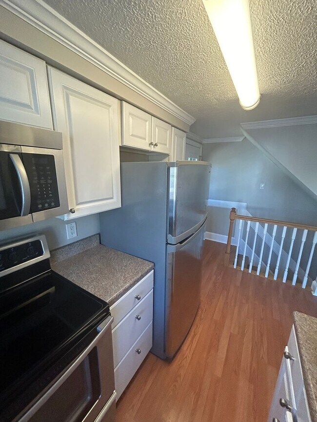 Building Photo - Modern 1 Bedroom Townhome in Prime Moon Township Location!