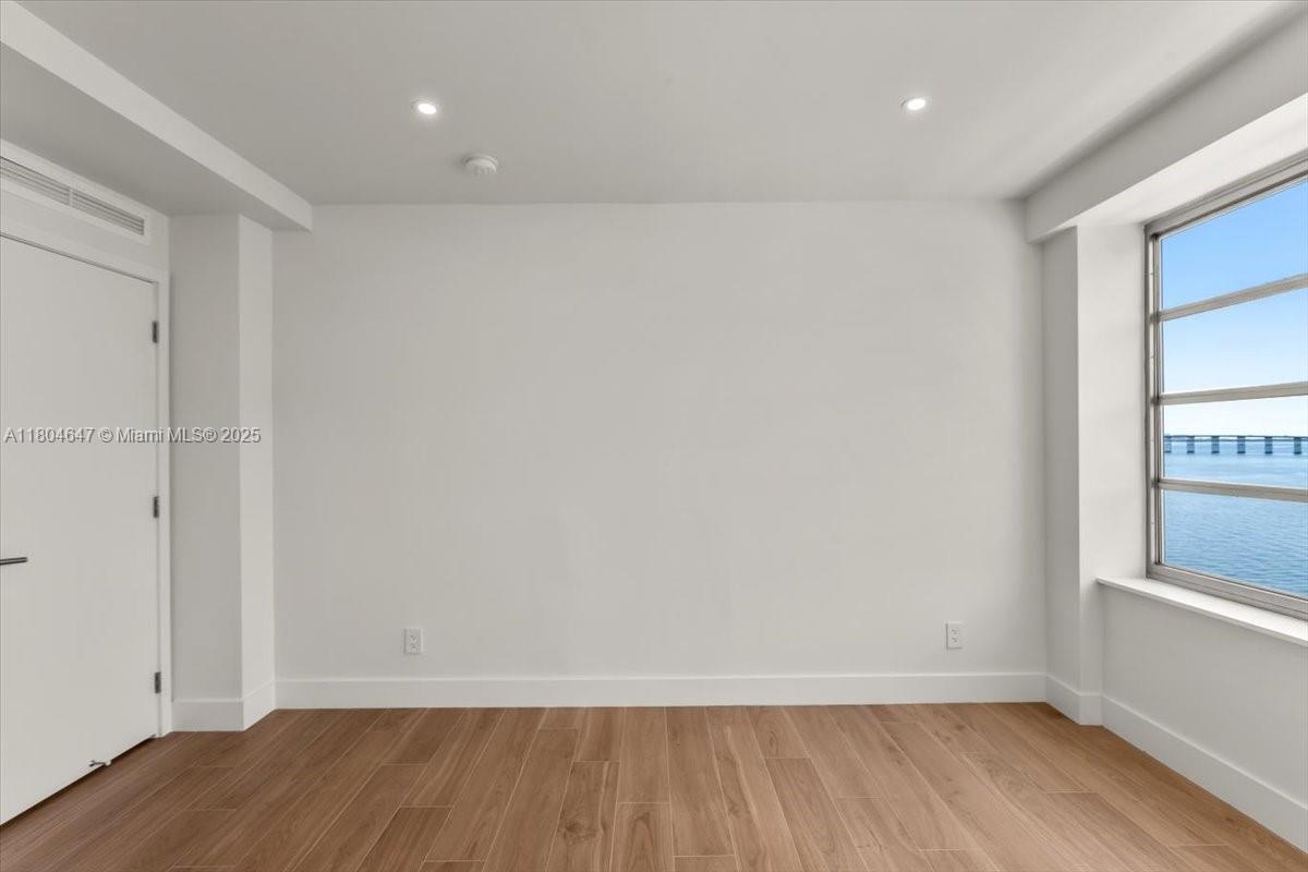 Building Photo - 1430 Brickell Bay Dr