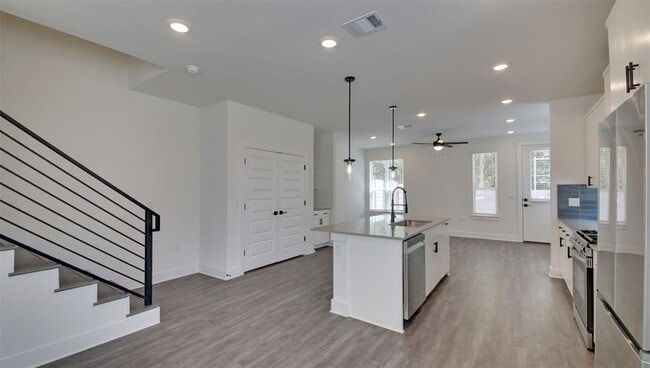 Building Photo - 2009 Iroquois Ln