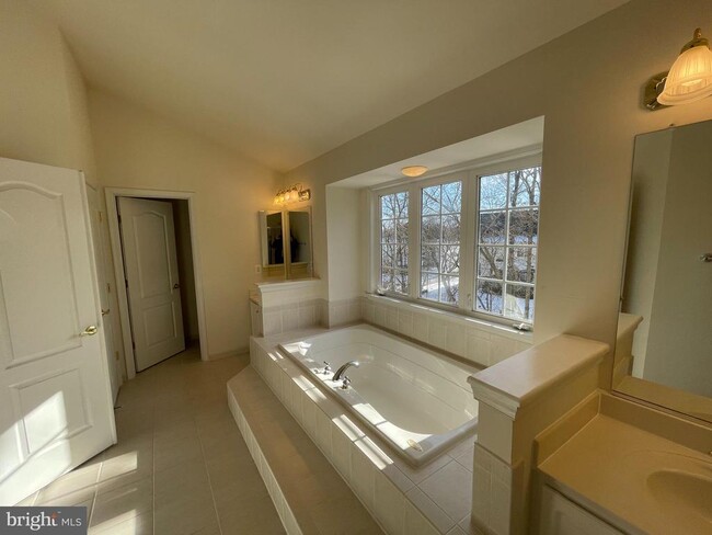 Building Photo - 21330 Meadow Field Ct