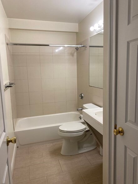 Building Photo - 240 E 8th St