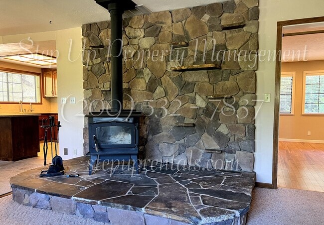 Building Photo - 2 Bedroom 2 Bath Home With Bonus Room off Racetrack!!!!