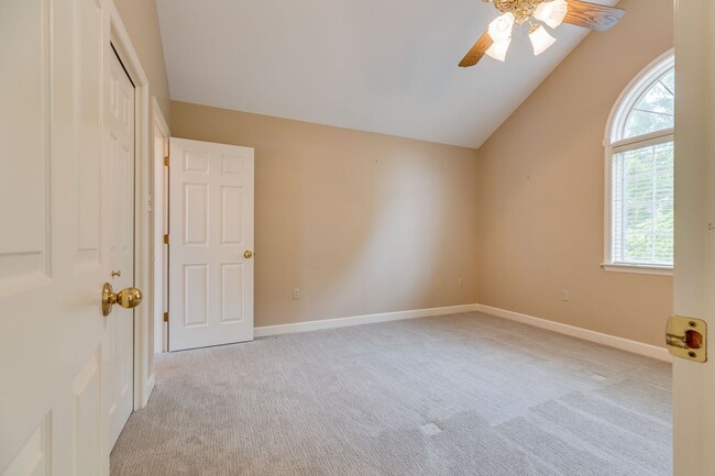 Building Photo - Experience lakefront living at its finest in the heart of East TN