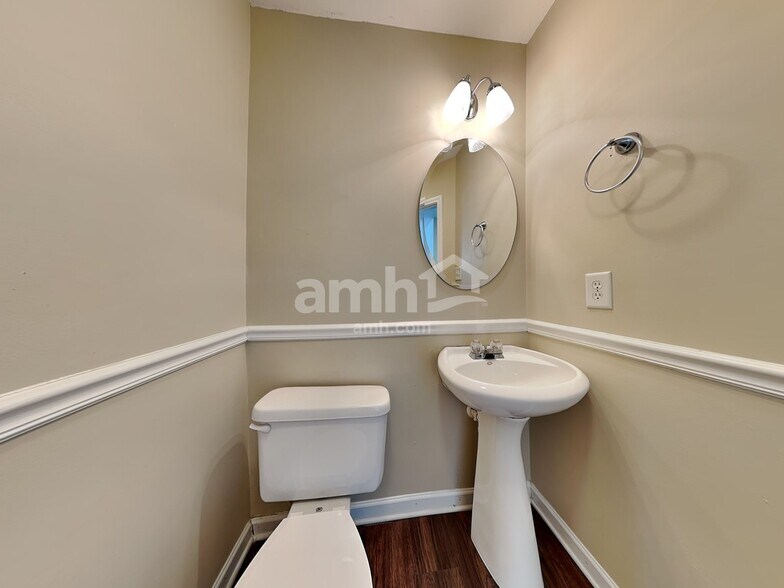 Building Photo - 10741 Glenluce Ave