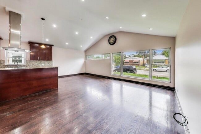 Building Photo - 6544 N Albany Ave