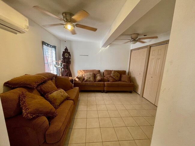 Building Photo - 1503 Chicago St