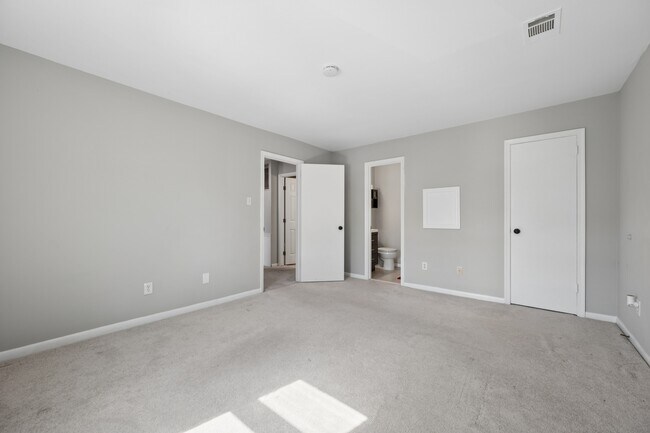 Building Photo - 1615 Colonial Way