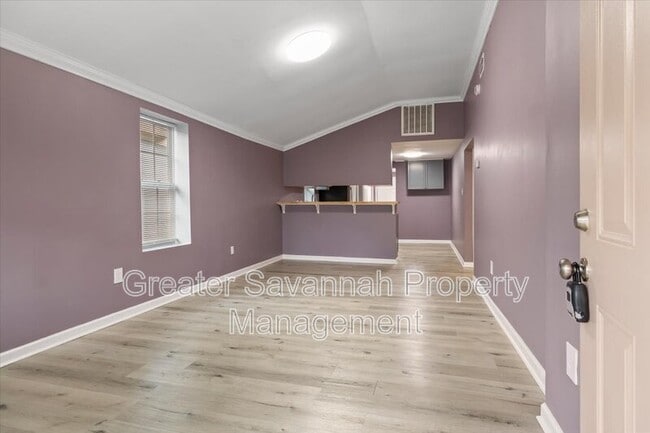 Building Photo - 705 W 47th St