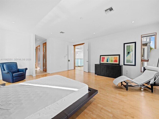 Building Photo - 450 Victoria Terrace