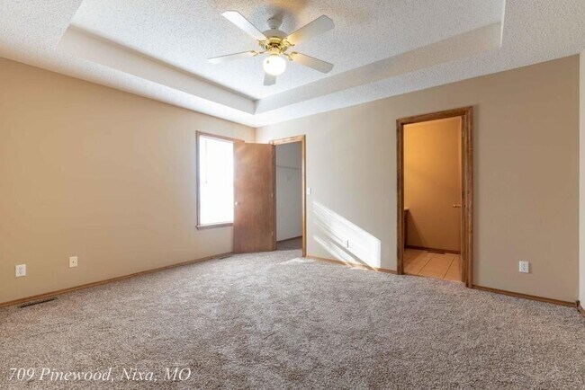 Building Photo - 709 S Pinewood Ln