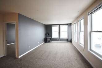 Building Photo - Spacious one bedroom, one bath apartment in town.