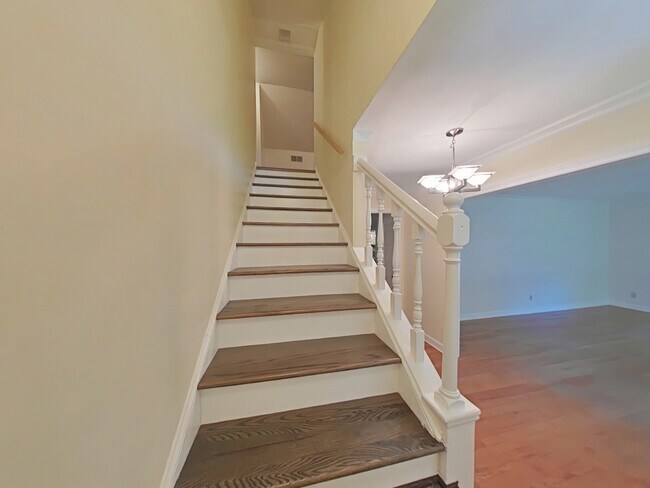 Building Photo - 239 Rainier Dr