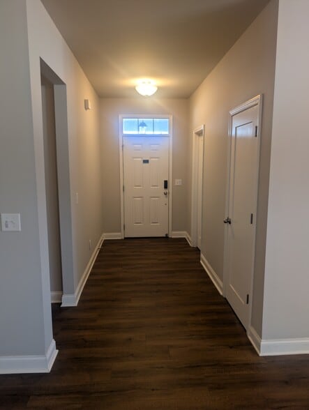 Building Photo - 3209 Grapevine Ct W