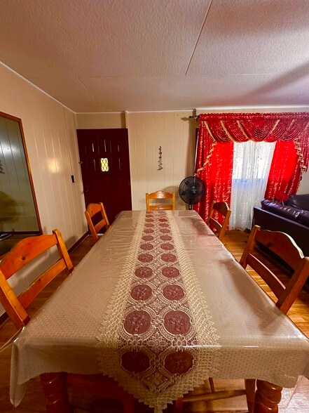 Building Photo - 2668 Kalihi St