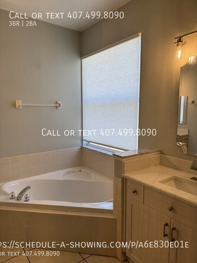 Building Photo - 13500 Biscayne Dr