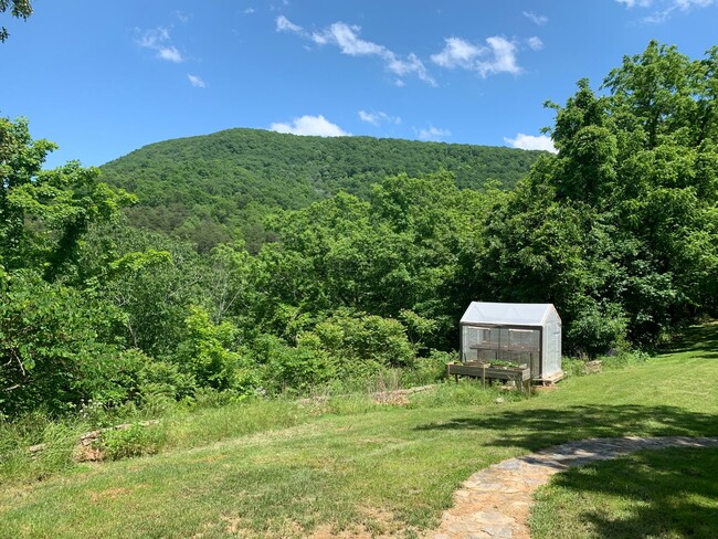 Building Photo - Large home with gorgeous views!