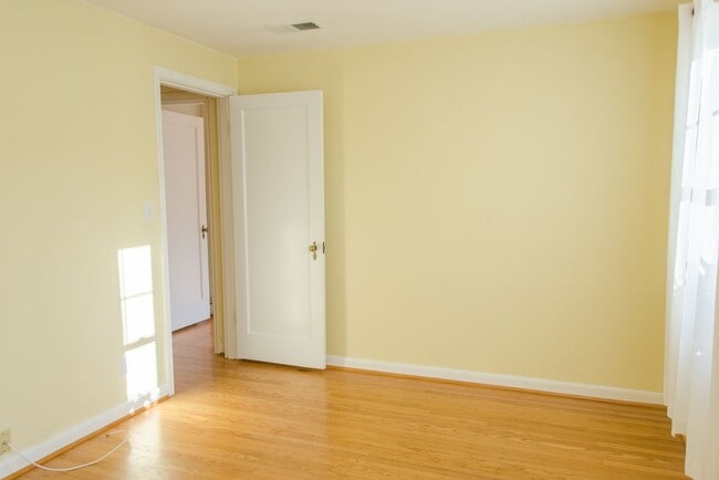 Building Photo - 2bd/1ba Seattle Home