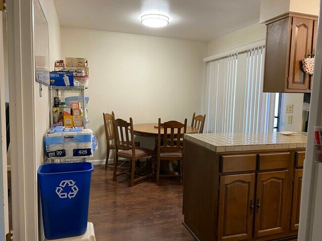 Building Photo - 206 2nd St